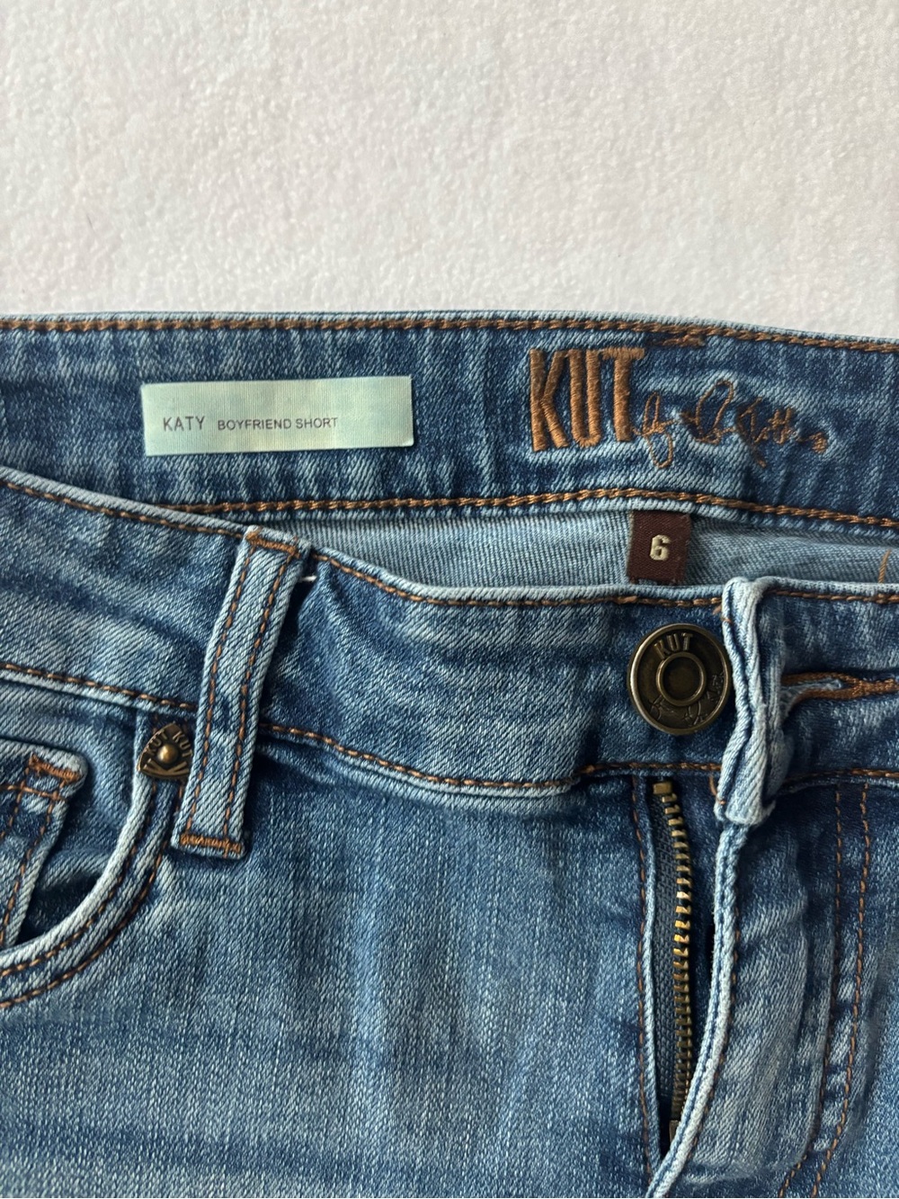 Kut from the Kloth Women's Katy boyfriend shorts Rolled-Hem Denim - Picture 4 of 6